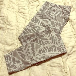 Like new ALO leggings in Palm Springs size large